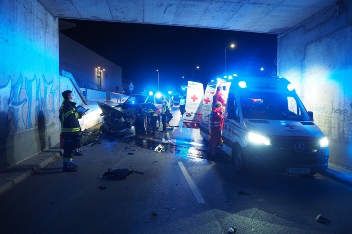 Biedermannsdorf - Auto stürzt bei Unfall 10 Meter über eine Böschung