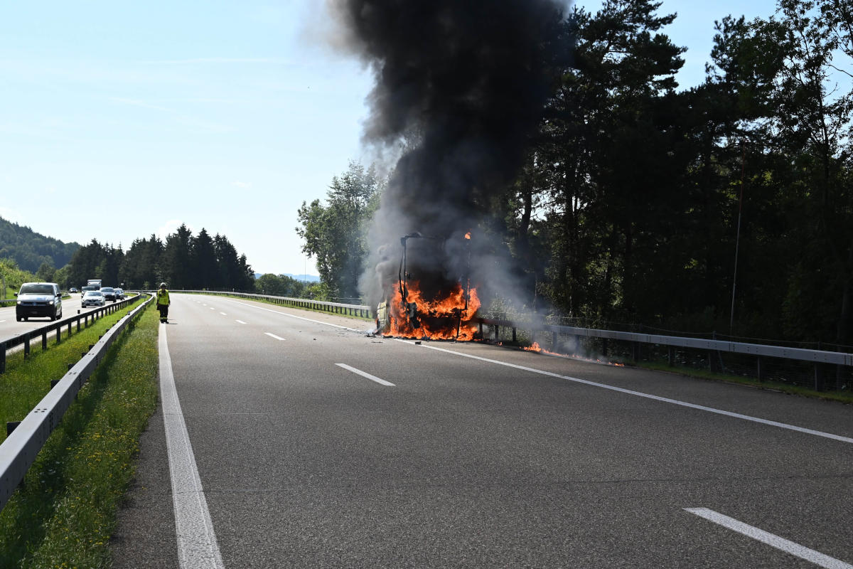 Die Feuerwehr sperrte die Autobahn für den Verkehr ab.