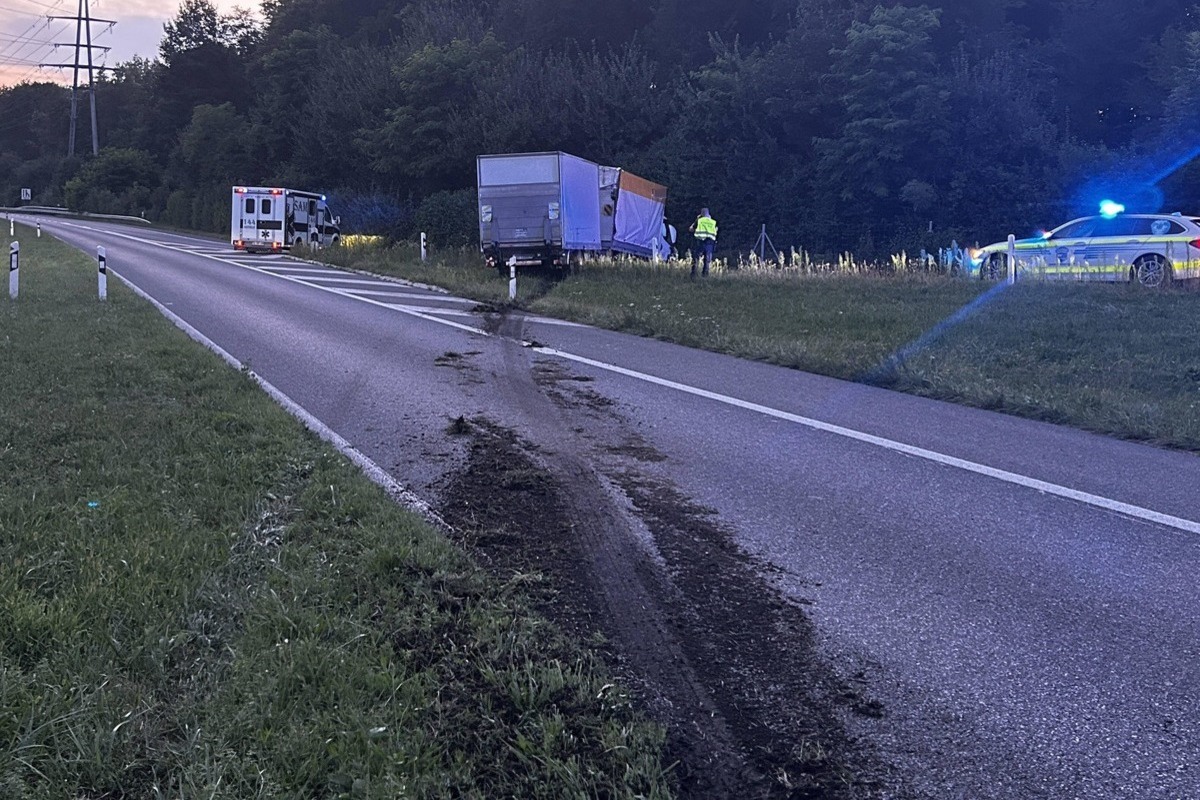 Hunzenschwil/A1 AG - Lieferwagenfahrer verliert Kontrolle und verunfallt