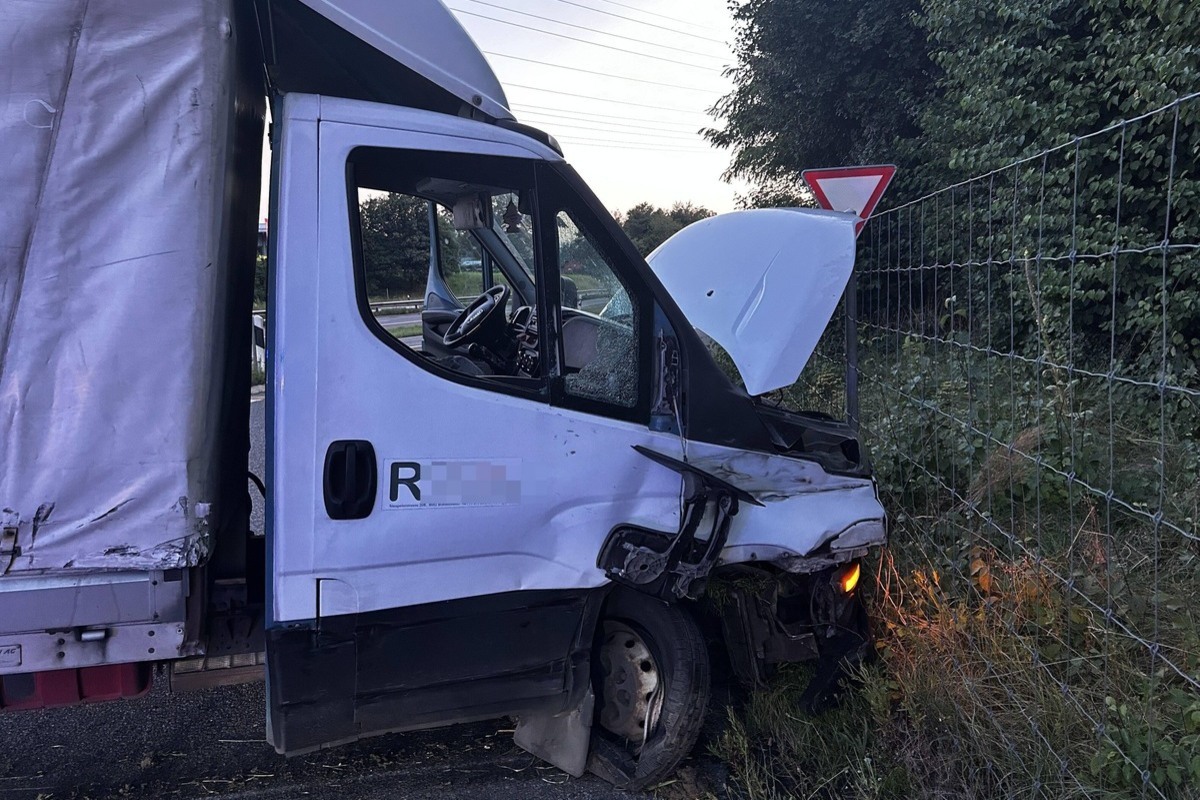Hunzenschwil/A1 AG - Lieferwagenfahrer verliert Kontrolle und verunfallt