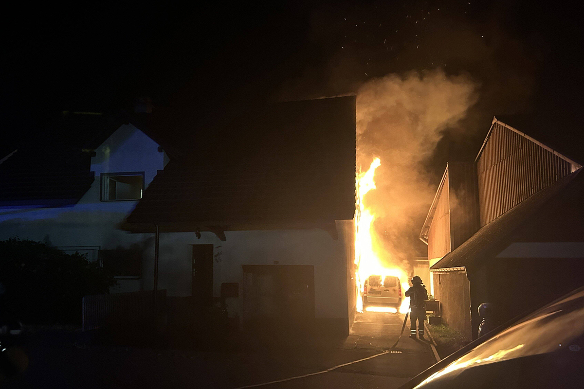 Villnachern AG - Auto vollständig ausgebrannt - Flammen greifen auf Haus über