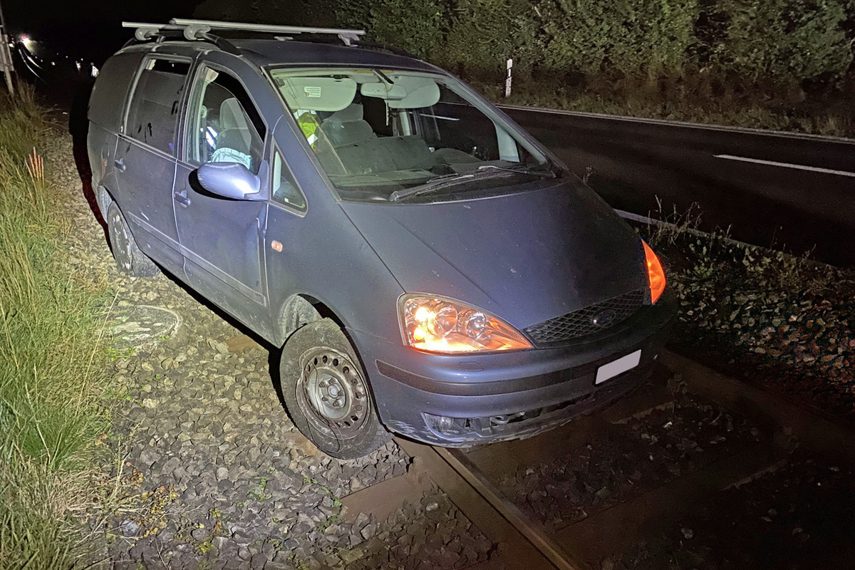 Kanton Luzern - Zwei Autos auf Gleisen - Mit Baum kollidiert