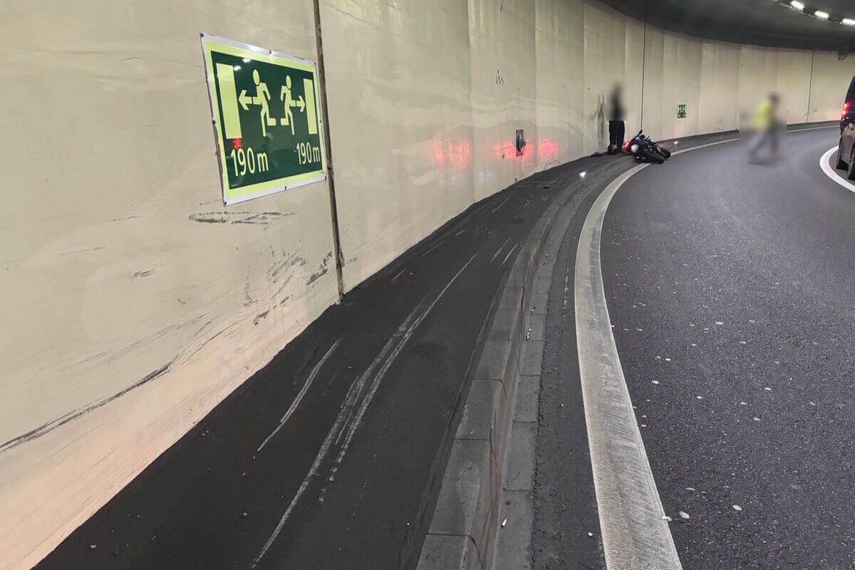 St.Gallen - 17-jährige Motorradfahrerin im Schorentunnel verunfallt
