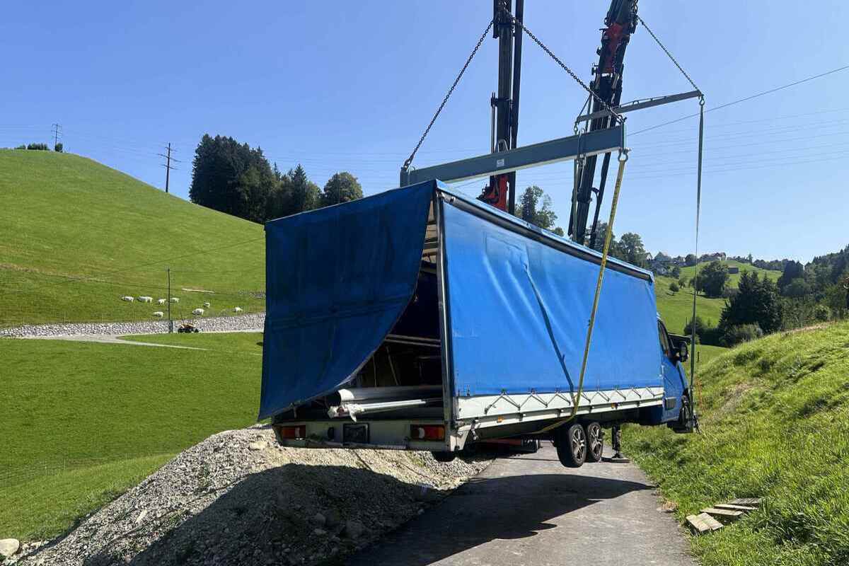 Schwellbrunn AR - Abgestellter Lieferwagen macht sich selbstständig