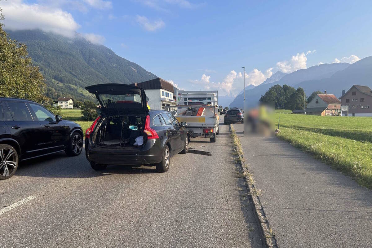 Rufi SG - Zwei Verletzte bei Auffahrkollision zwischen Autos und Lieferwagen