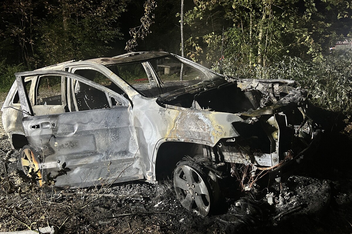 Hunzenschwil AG - Jeep brennt nach Unfall komplett aus