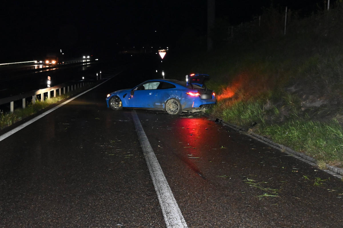 Au SG - Selbstunfall mit Auto auf Autobahn