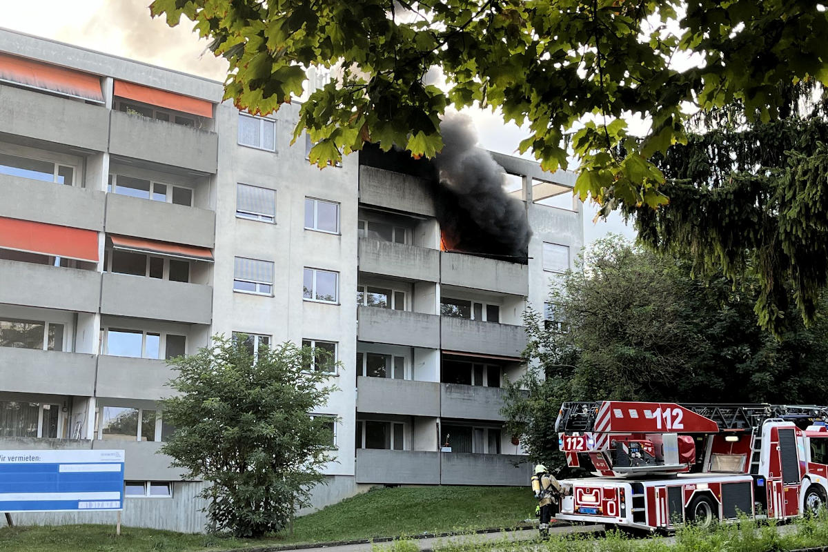 Muttenz BL - Brandausbruch in Mehrfamilienhaus erfordert Feuerwehreinsatz