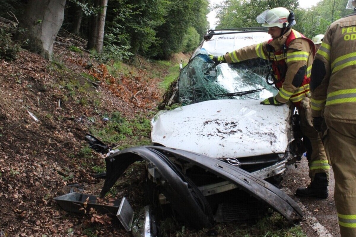 Kürten - Autofahrer (21) bei schwerem Unfall mit einem Baum kollidiert 
