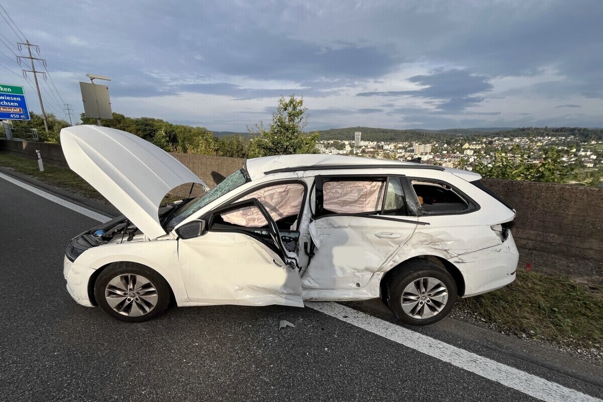 Flurlingen ZH - Frontal mit einem entgegenkommenden Lastwagen kollidiert