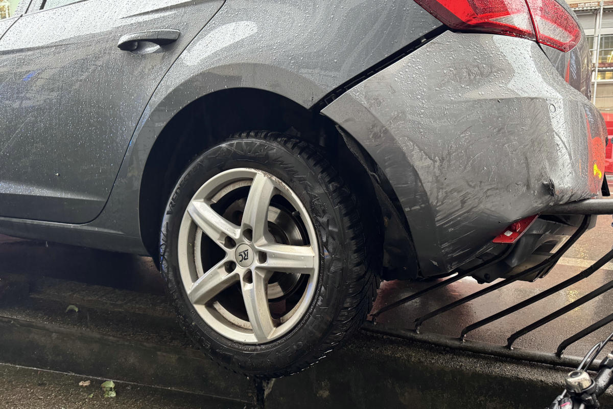 Stadt St. Gallen. SG - Autofahrerin kollidiert mit Metallzaun