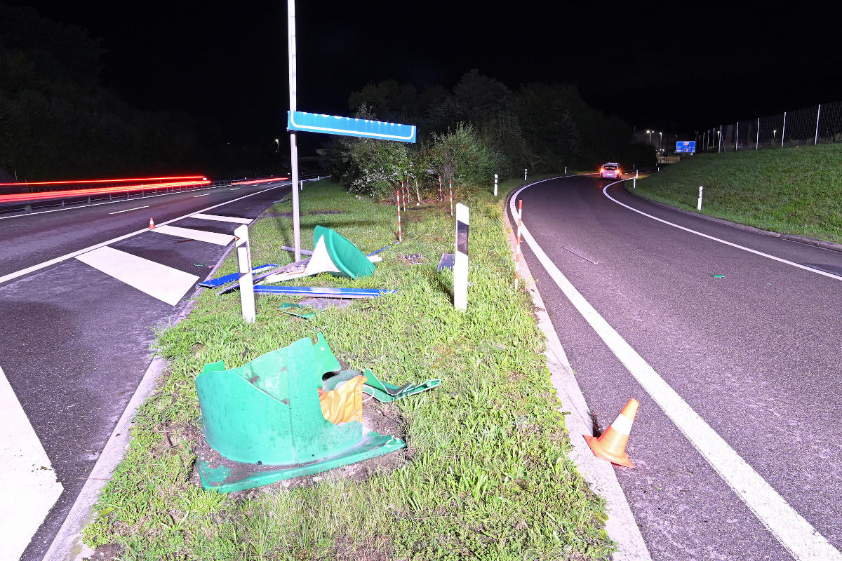 Das Auto prallte in den Dämpfer bei der Autobahnausfahrt Dagmersellen.