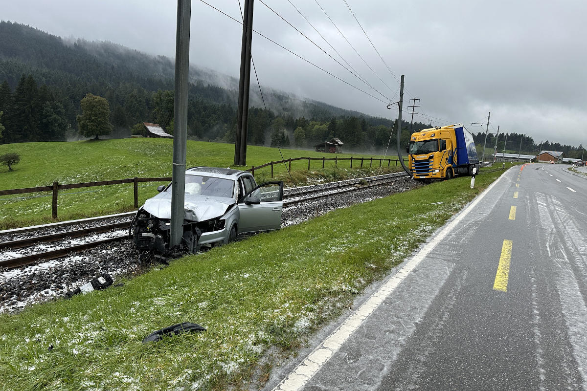Zuerst verunfallte das Auto und danach der Sattelschlepper.