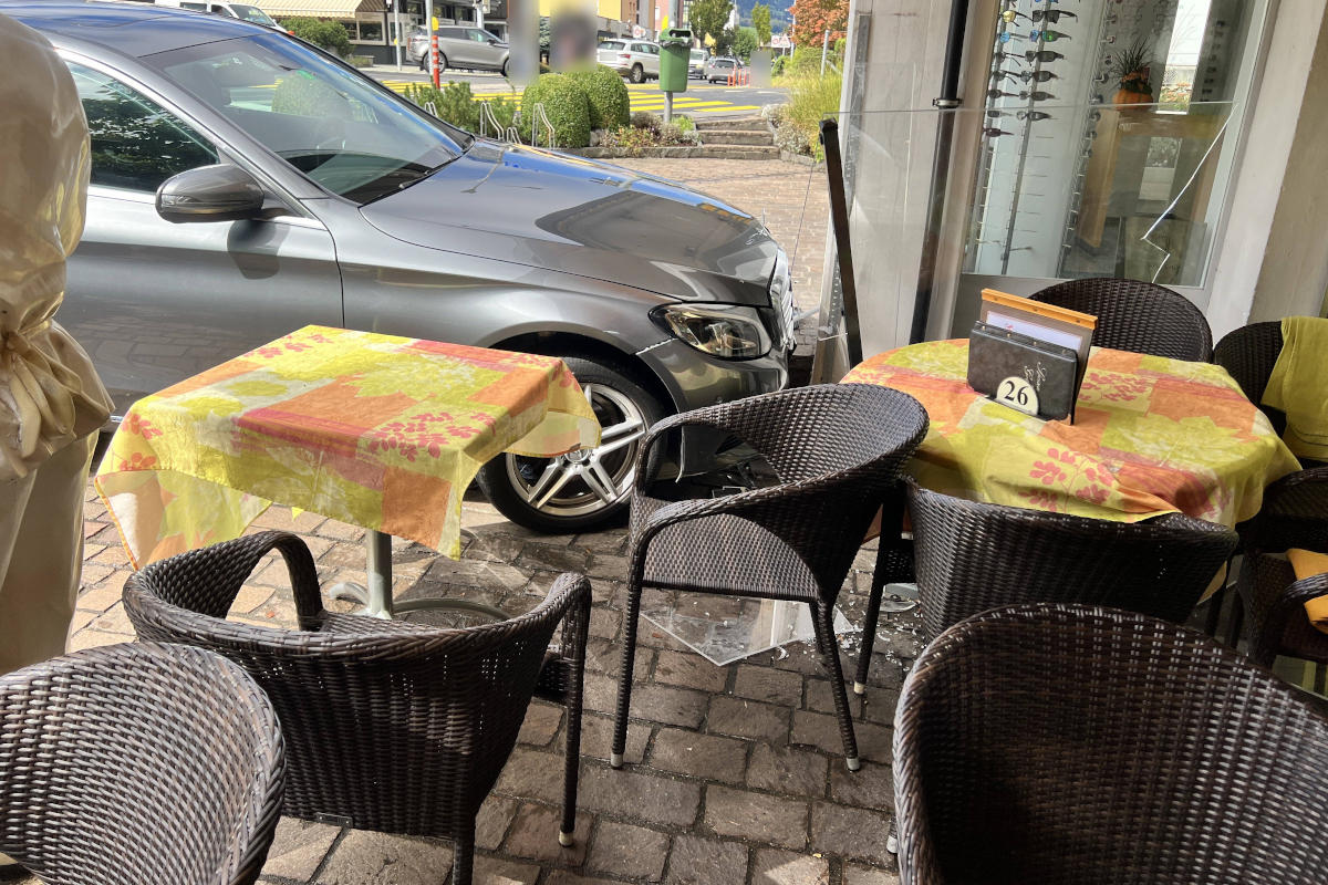 Sargans SG - Mit Auto in Gartenwirtschaft gefahren