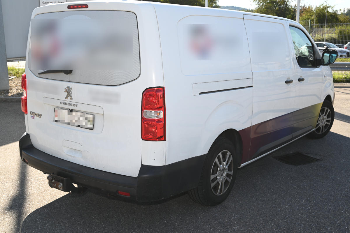 Wil SG - Auffahrkollision zwischen Auto und Lieferwagen