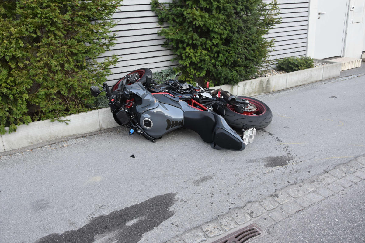Balgach SG - Unfall zwischen Auto und Motorrad