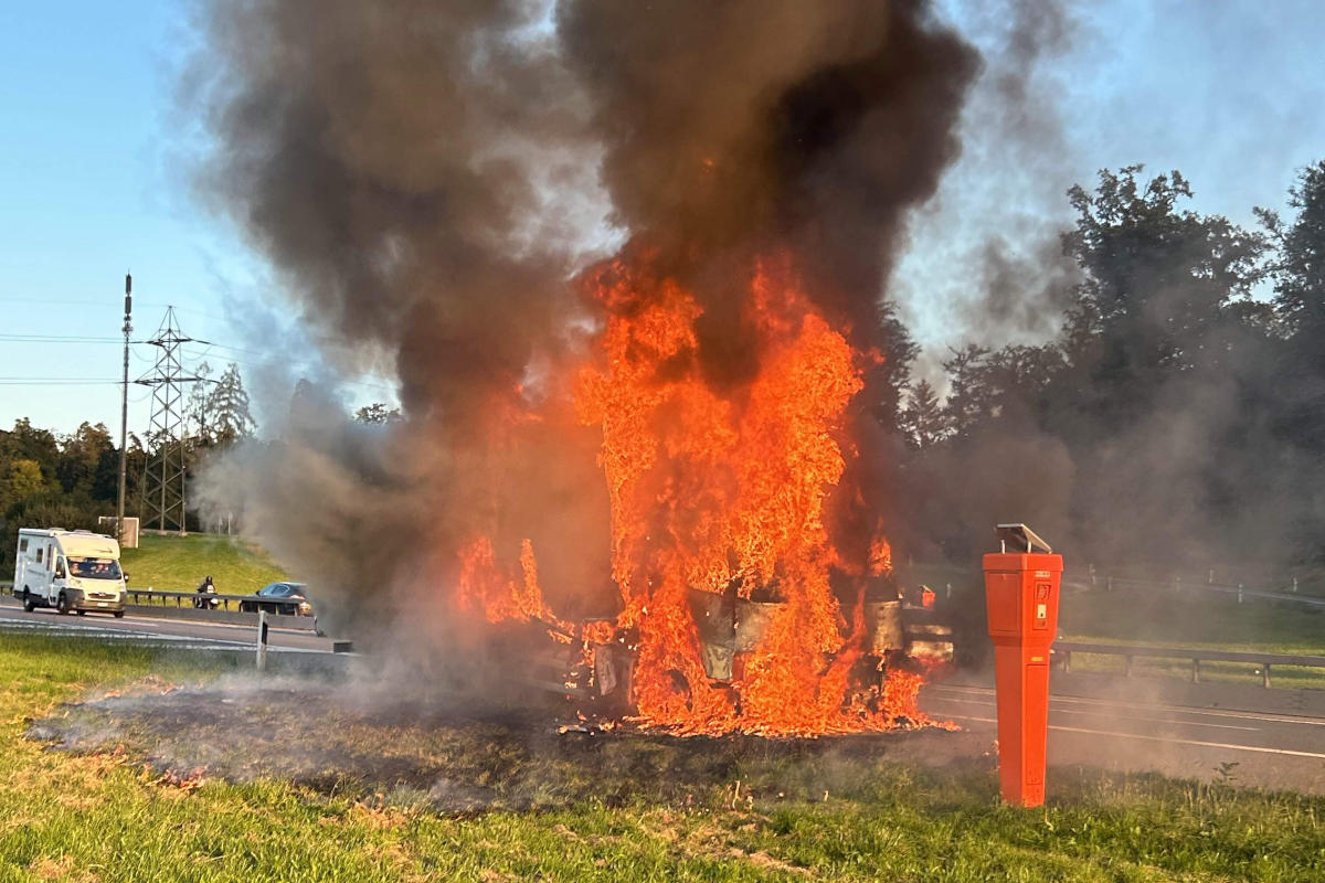 Der Chauffeur konnte den brennenden Lastwagen auf dem Pannenstreifen stoppen.
