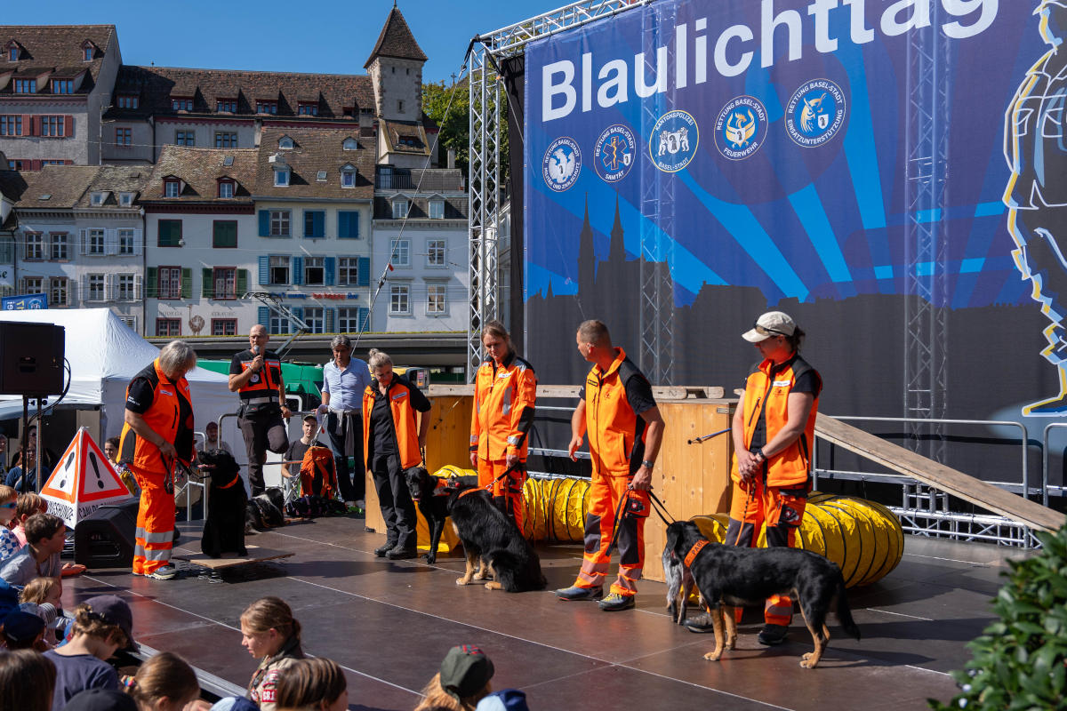 Eine Suchhunde Vorführung durfte natürlich auch nicht fehlen.
