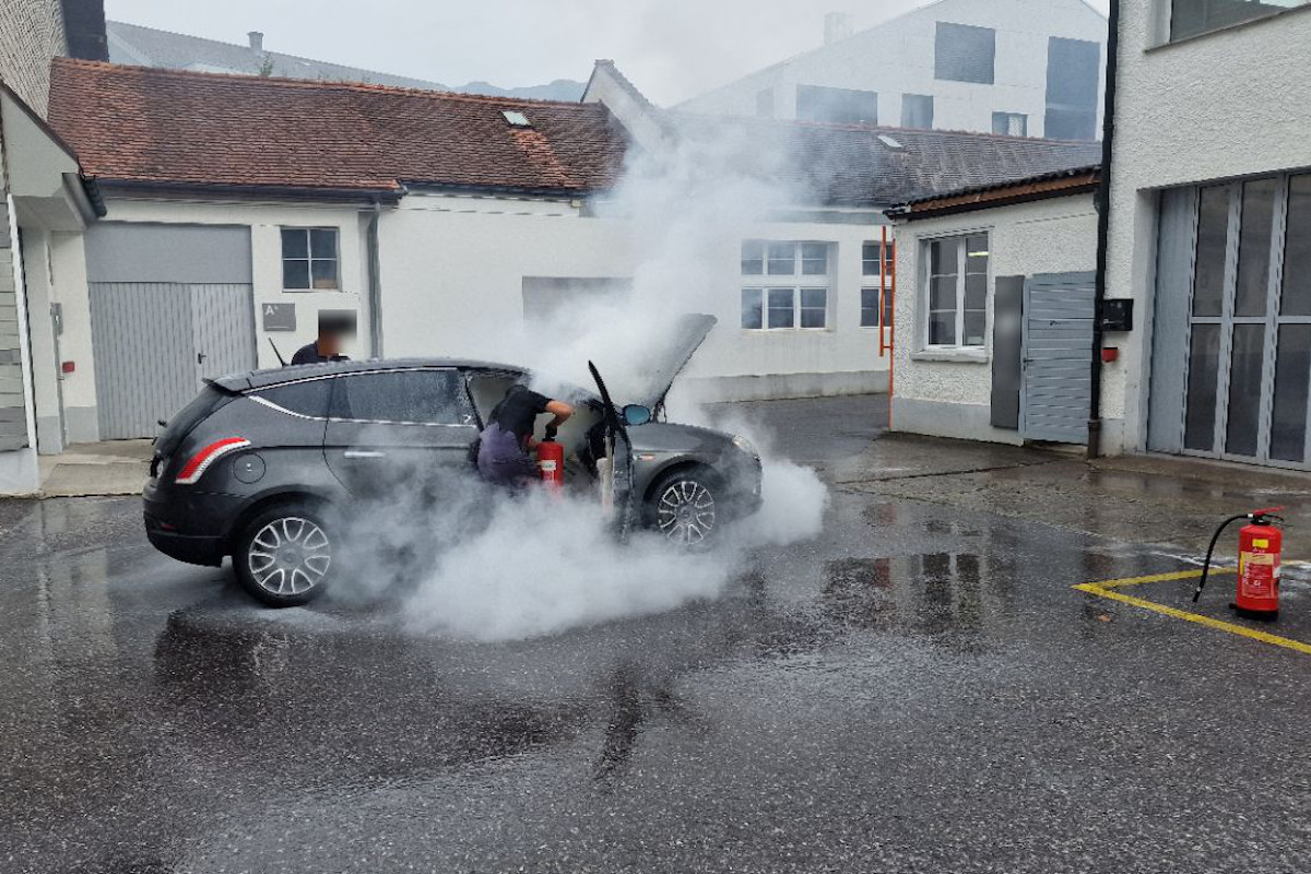 Oberurnern GL - Brand eines Autos