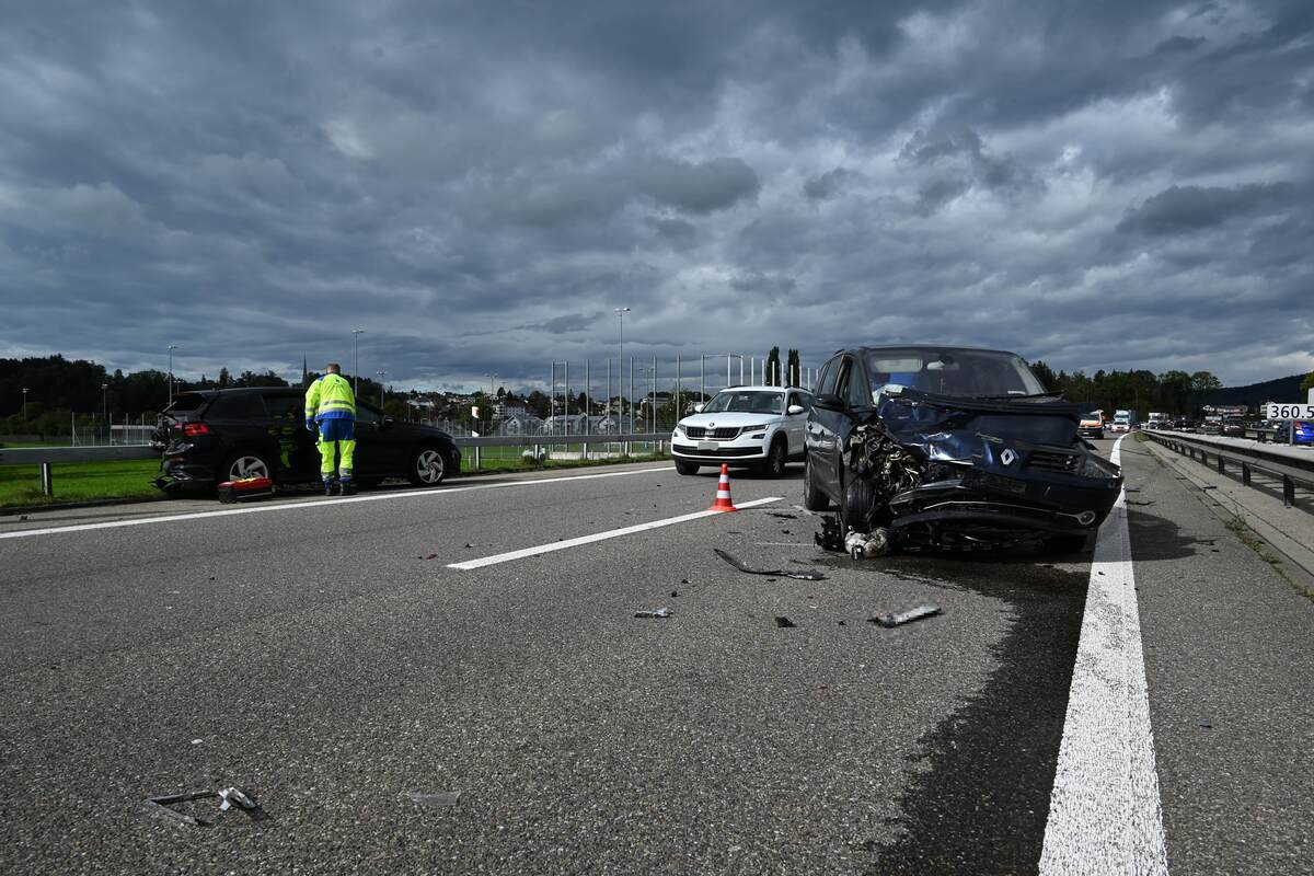 Henau SG /A1 - Auffahrkollision zwischen zwei Autos - Totalschaden