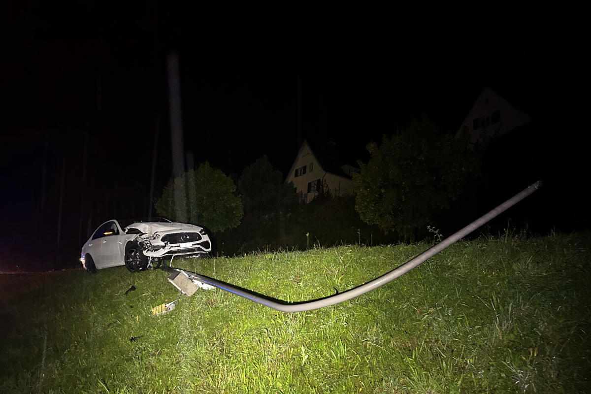 Baden AG – Mercedes kollidiert mit Strassenlampe
