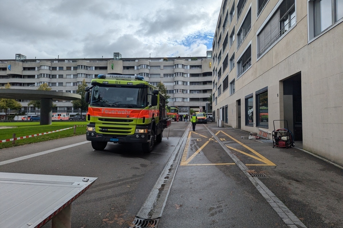 Zürich - Gewerbe- und Wohngebäude in Brand