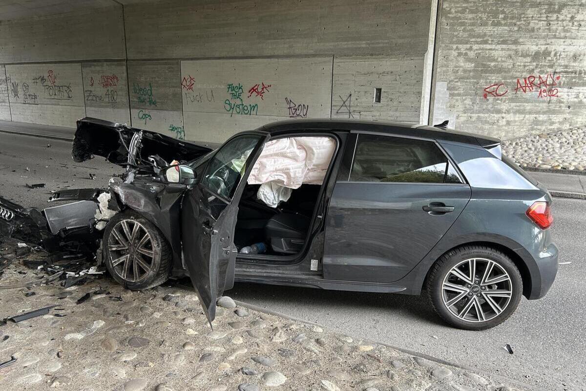 Buchs AG - Heftig gegen eine Betonwand geprallt