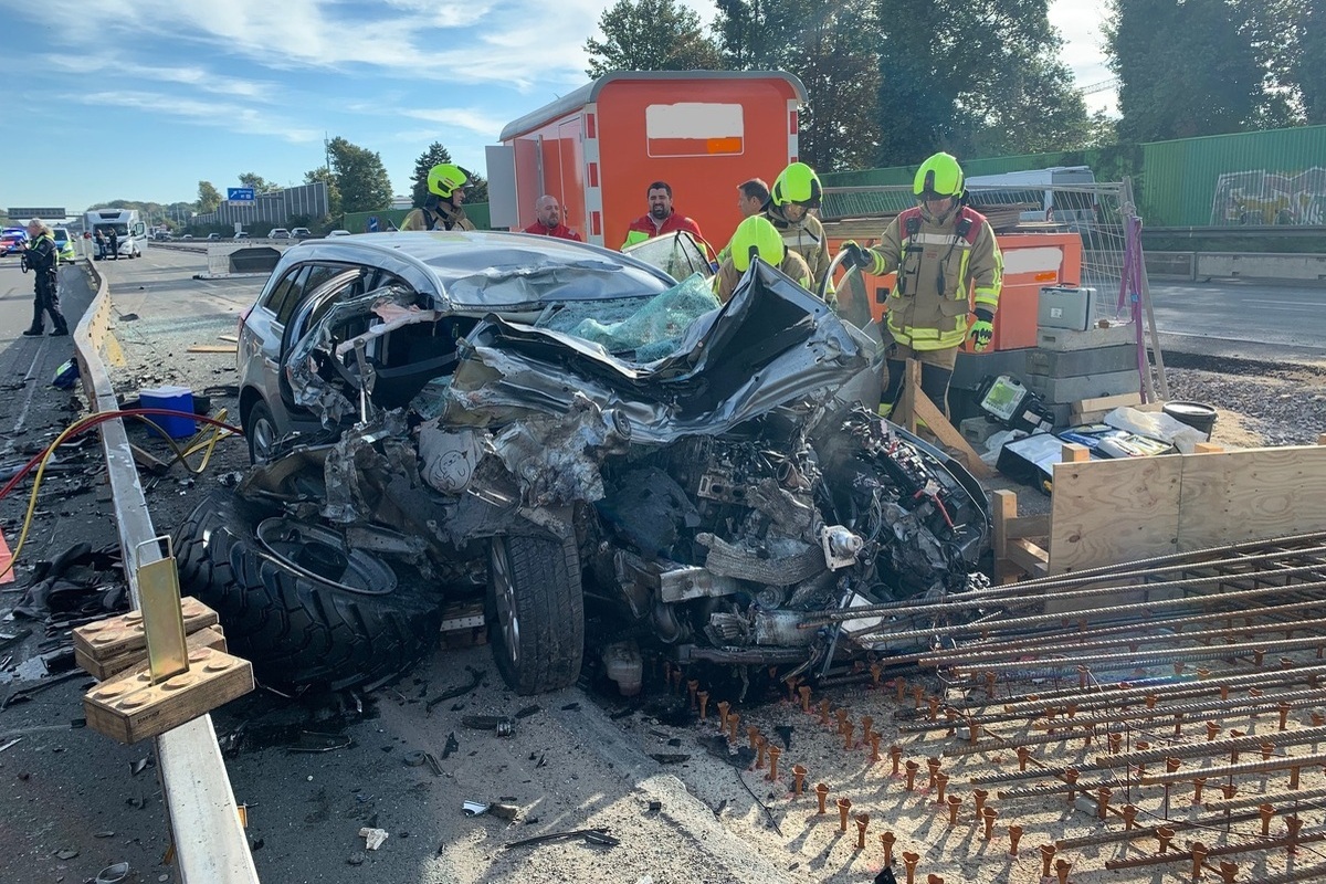 Bottrop/A2 - Heftig mit einer abgestellten Baumaschine kollidiert