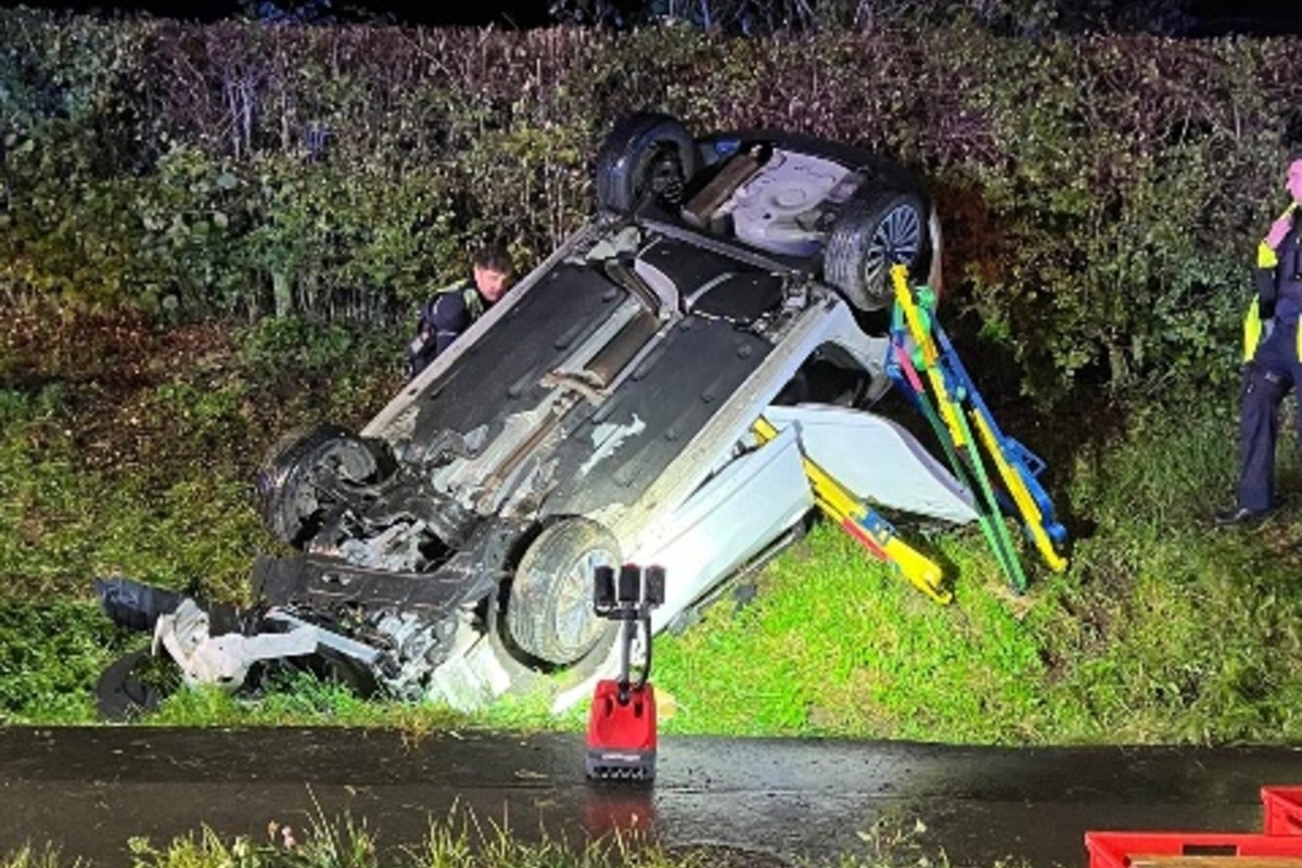 Sprockhövel - Auto bei Unfall überschlagen - Straße voll gesperrt