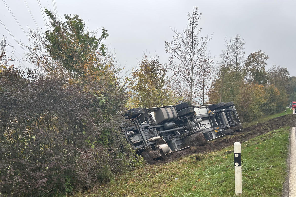 Moosleerau AG – Sattelschlepper kippt um