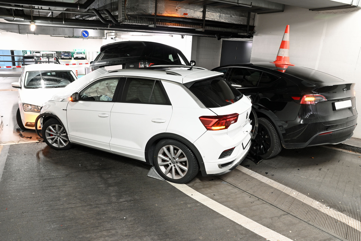 Stadt Luzern - Fünf Autos an Unfall im Parkhaus beteiligt