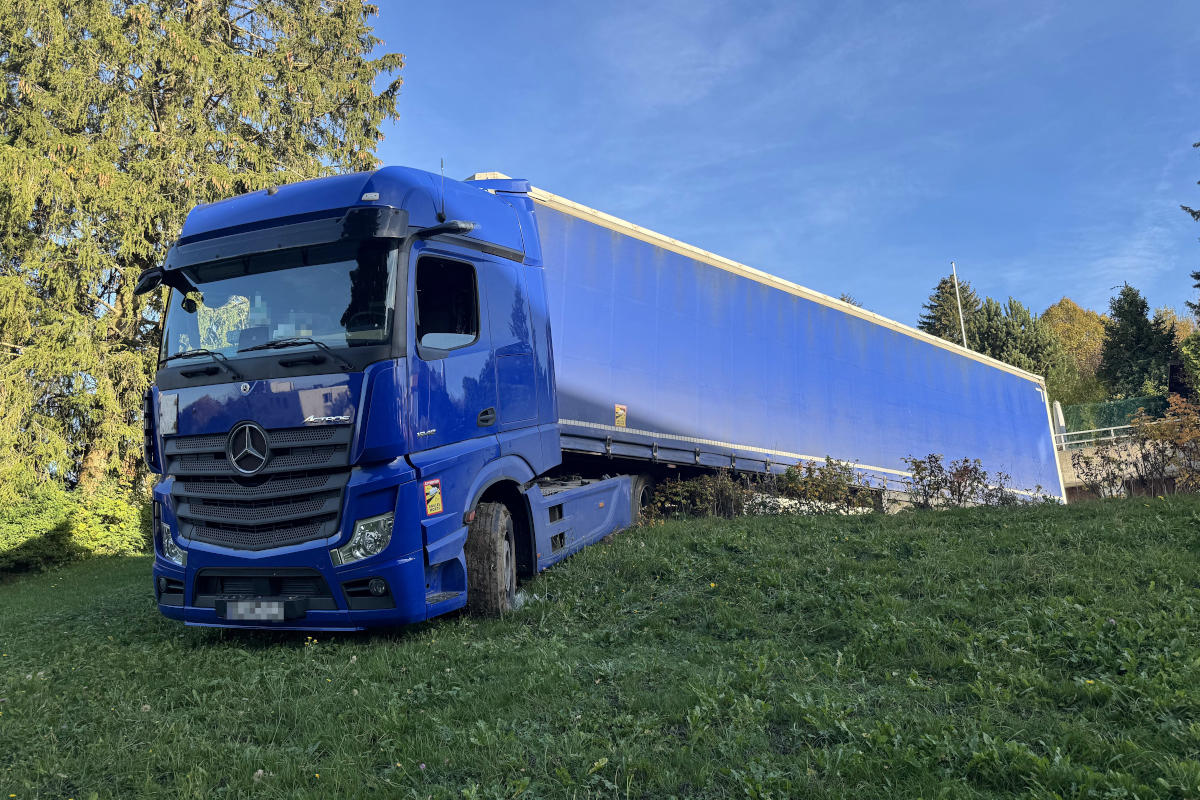 Stadt St.Gallen – Lastwagen bleibt in Wiese stecken