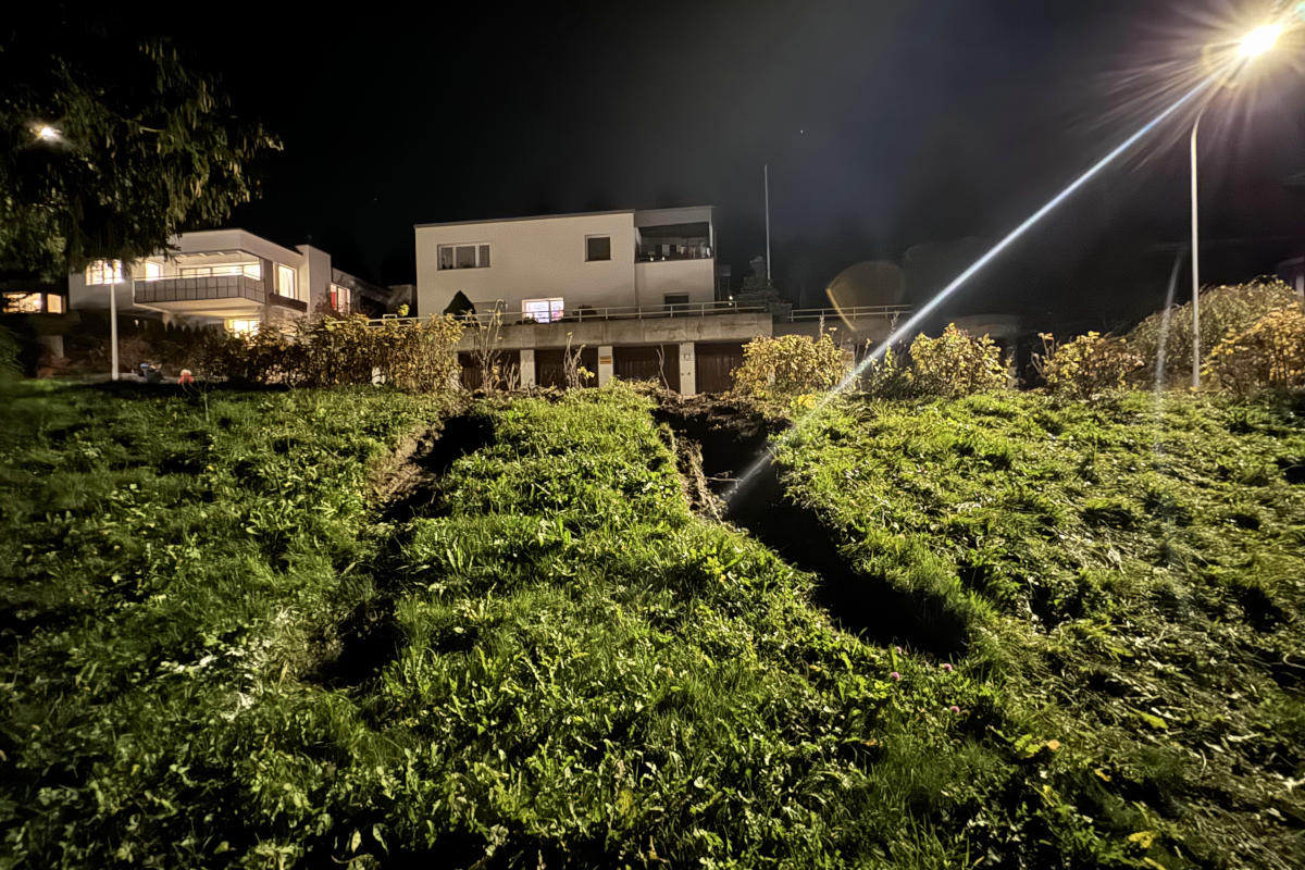 Stadt St.Gallen – Lastwagen bleibt in Wiese stecken