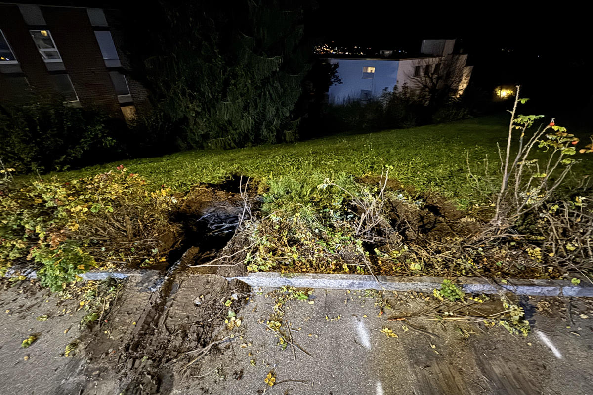 Stadt St.Gallen – Lastwagen bleibt in Wiese stecken