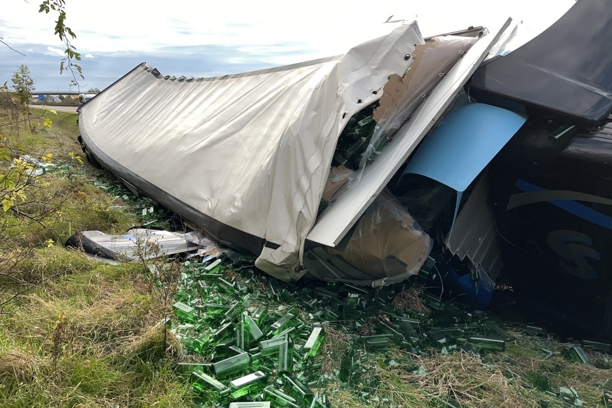 A71 Höhe Erfurter Kreuz - Sattelzug landet bei Unfall im Straßengraben