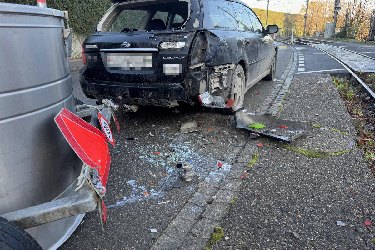St.Gallen – Abgelenkt in stehendes Auto gefahren