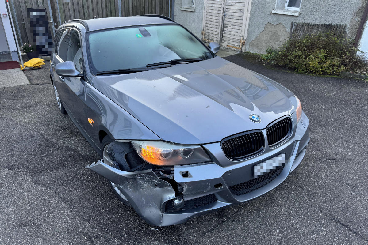 St.Gallen – Abgelenkt in stehendes Auto gefahren