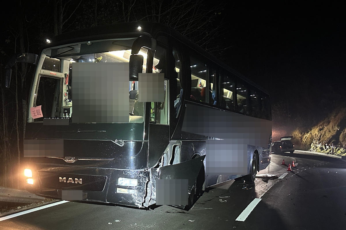 Kerns/Sachseln OW – Mit Reisebus kollidiert – Bei Unfall überschlagen