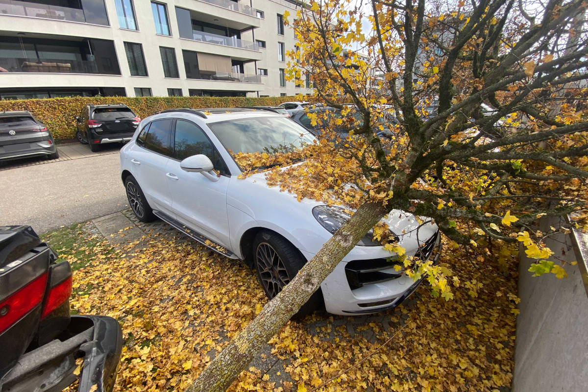 Baar ZG – Grosser Schaden nach Unfall in Parkplatz