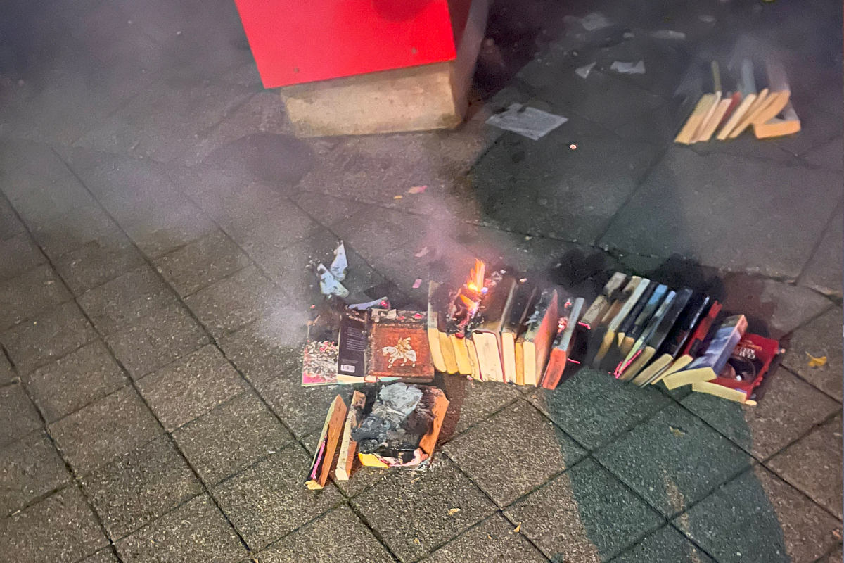 Rorschach SG – Unbekannte zünden Bücherkasten an