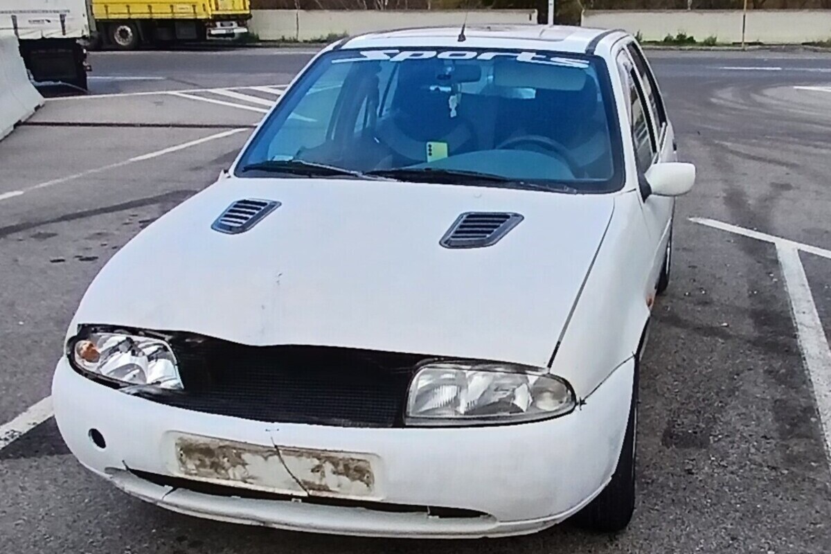 Alland – Mann mehrfach alkoholisiert und mit kaputtem Auto von der Polizei erwischt