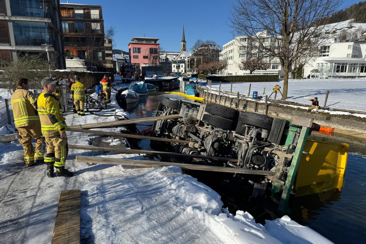 Unterägeri ZG – Lastwagen kippt in die Lorze