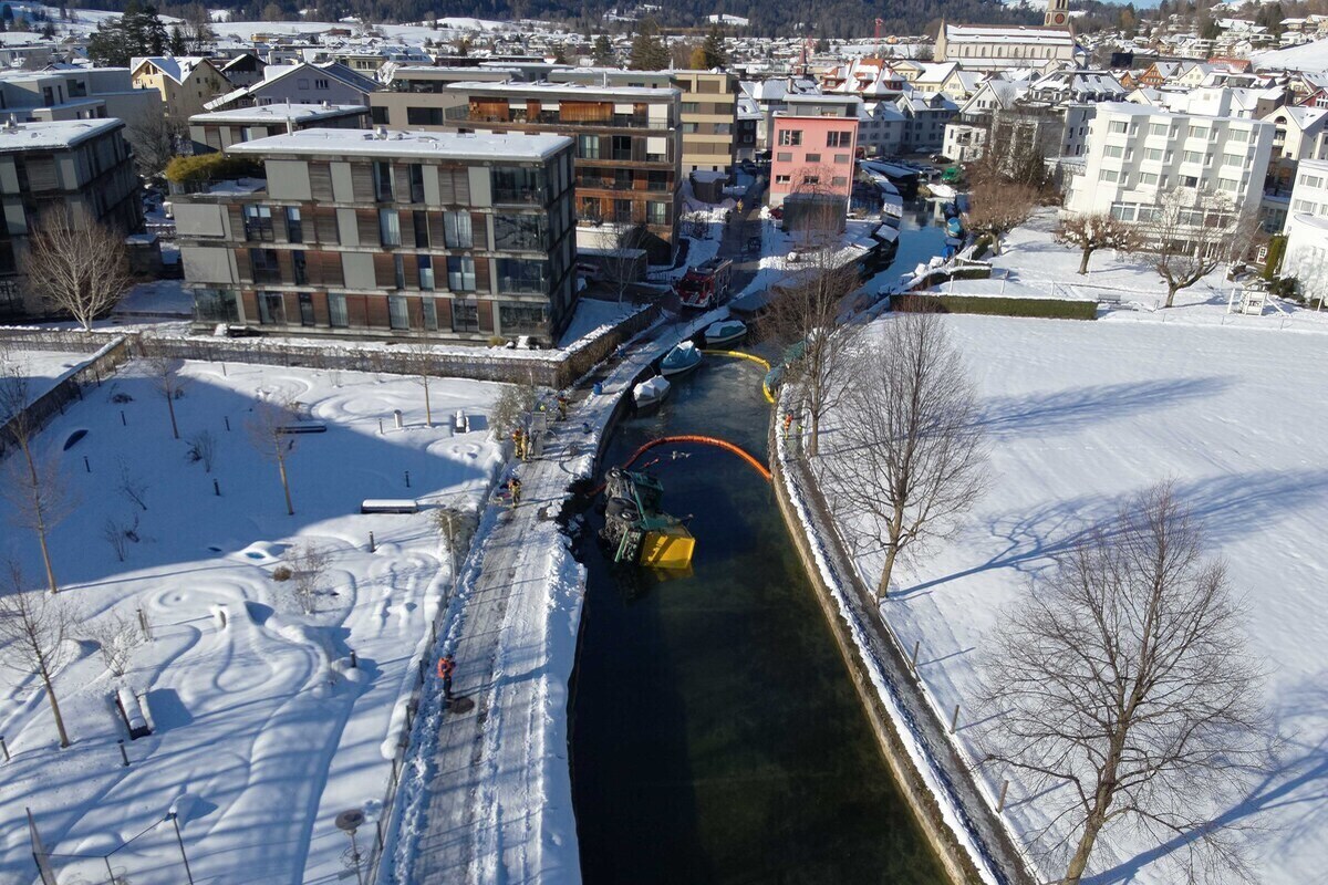 Unterägeri ZG – Lastwagen kippt in die Lorze