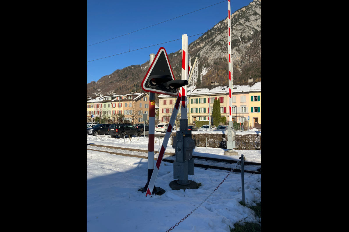 Ennenda GL – Autolenkerin rettet sich vor herannahendem Zug 