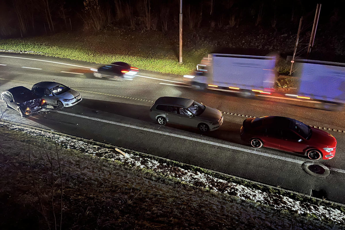A15 Rapperswil SG – Auffahrkollision mit vier Autos auf der Autobahn
