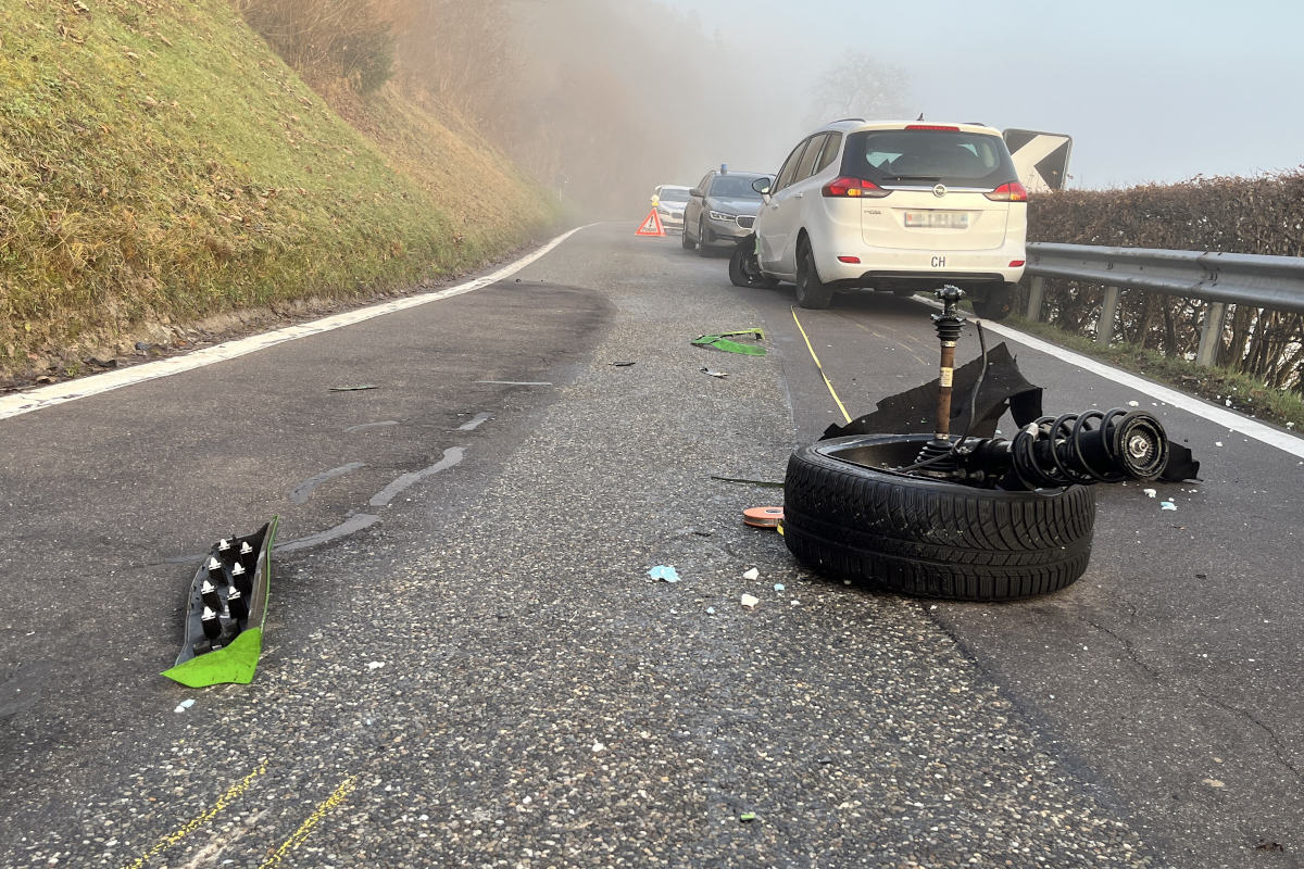 Bergdietikon AG – Zwei Autos kollidieren bei Nebel frontal