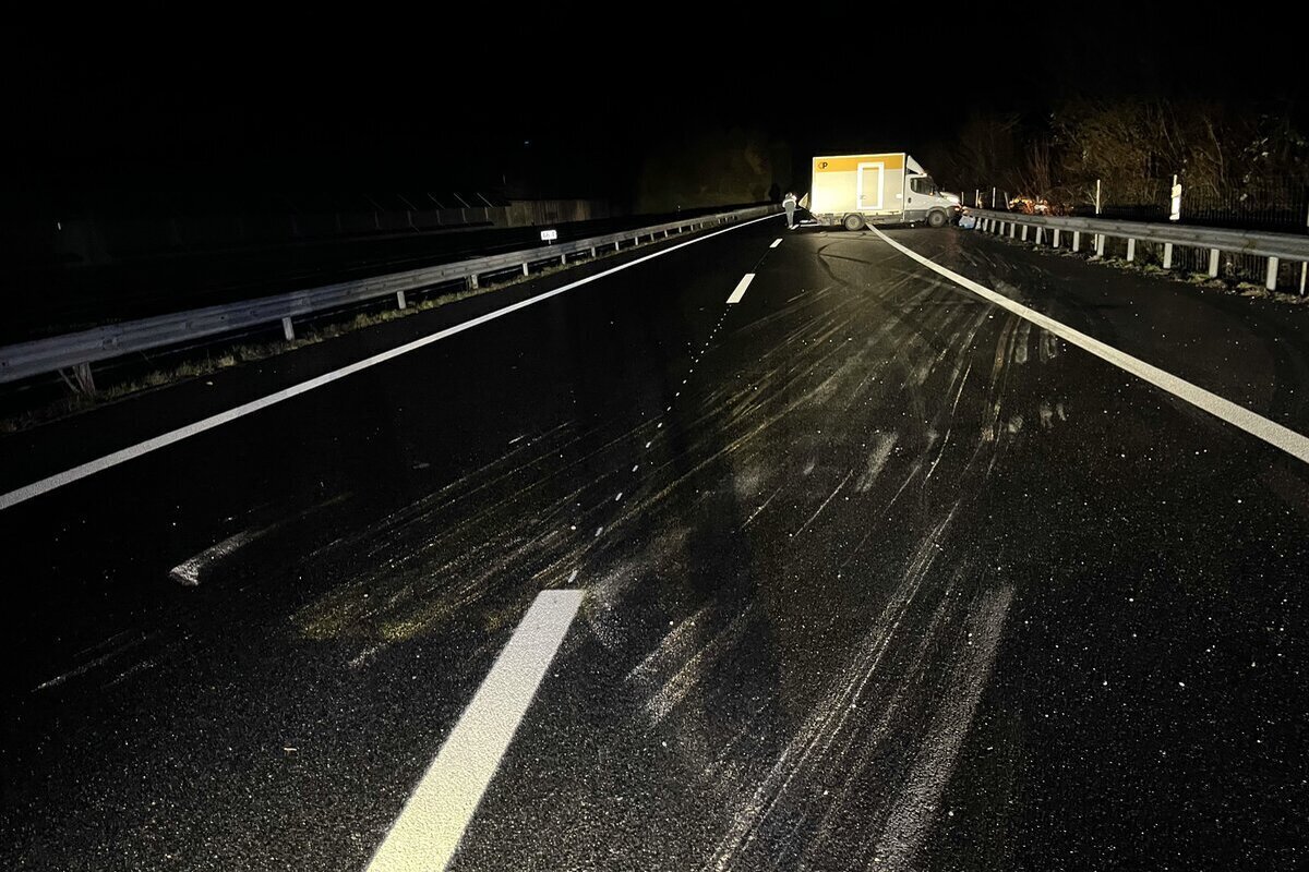 Safenwil/A1 AG – Unfall nach Sekundenschlaf - Ladung auf der Strasse