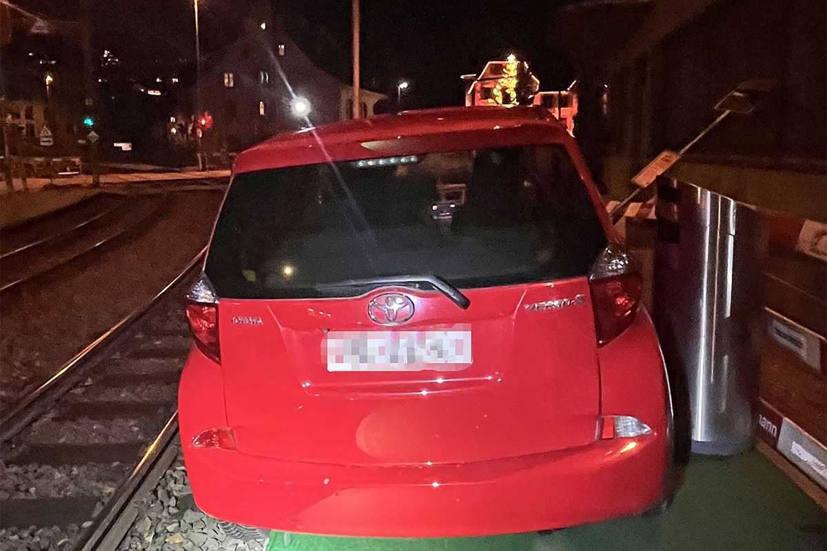 Binningen BL – 90-jährige Autofahrerin bleibt auf Tramgeleisen stecken