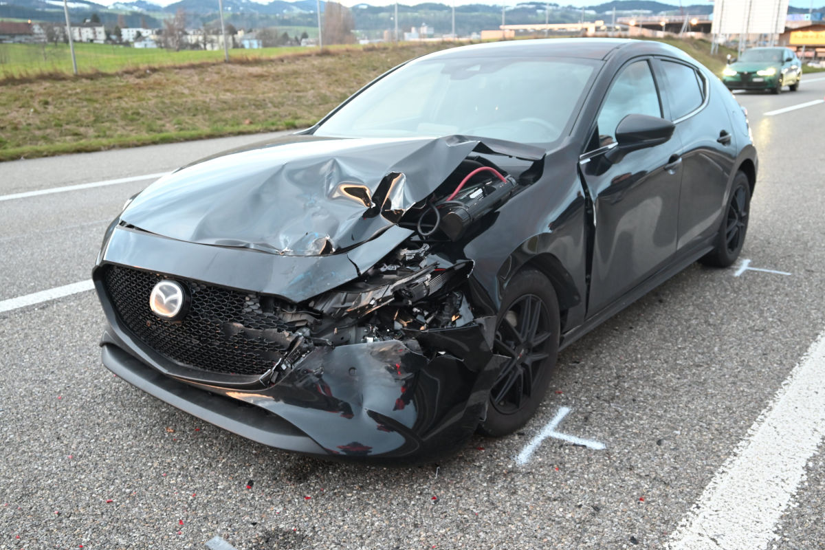 A1 Gossau SG – Unfall zwischen drei Autos führt zu Stau auf Autobahn