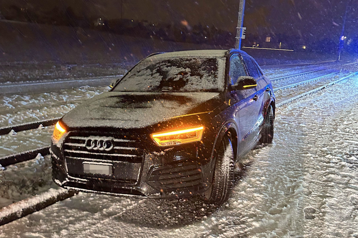 Lenzburg AG – Schneebedeckte Strasse führt zu Unfall